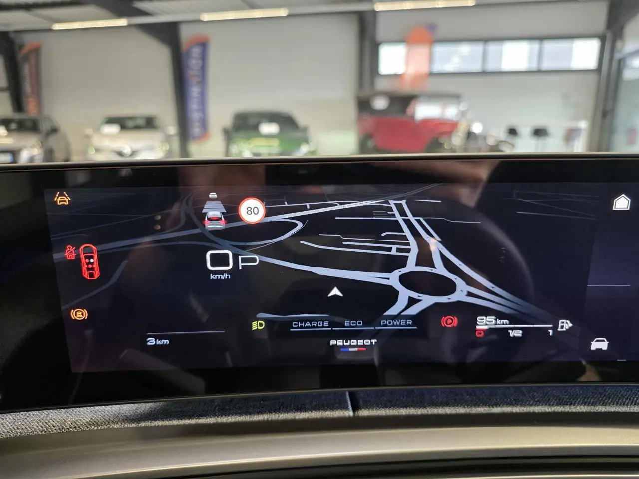 Affichage numérique du tableau de bord du Peugeot 3008 gris titanium, montrant la navigation et les indicateurs de conduite.