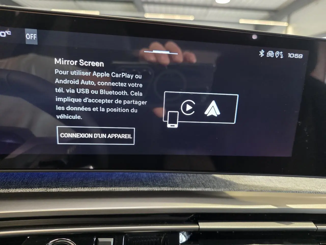 Écran tactile intérieur du Peugeot 3008 2026 affichant la connexion Mirror Screen pour Apple CarPlay et Android Auto.