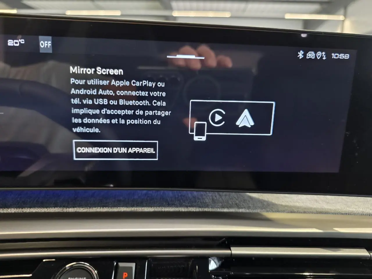 Écran tactile intérieur du Peugeot 3008 2026 affichant la connexion Mirror Screen, avec tableau de bord moderne.