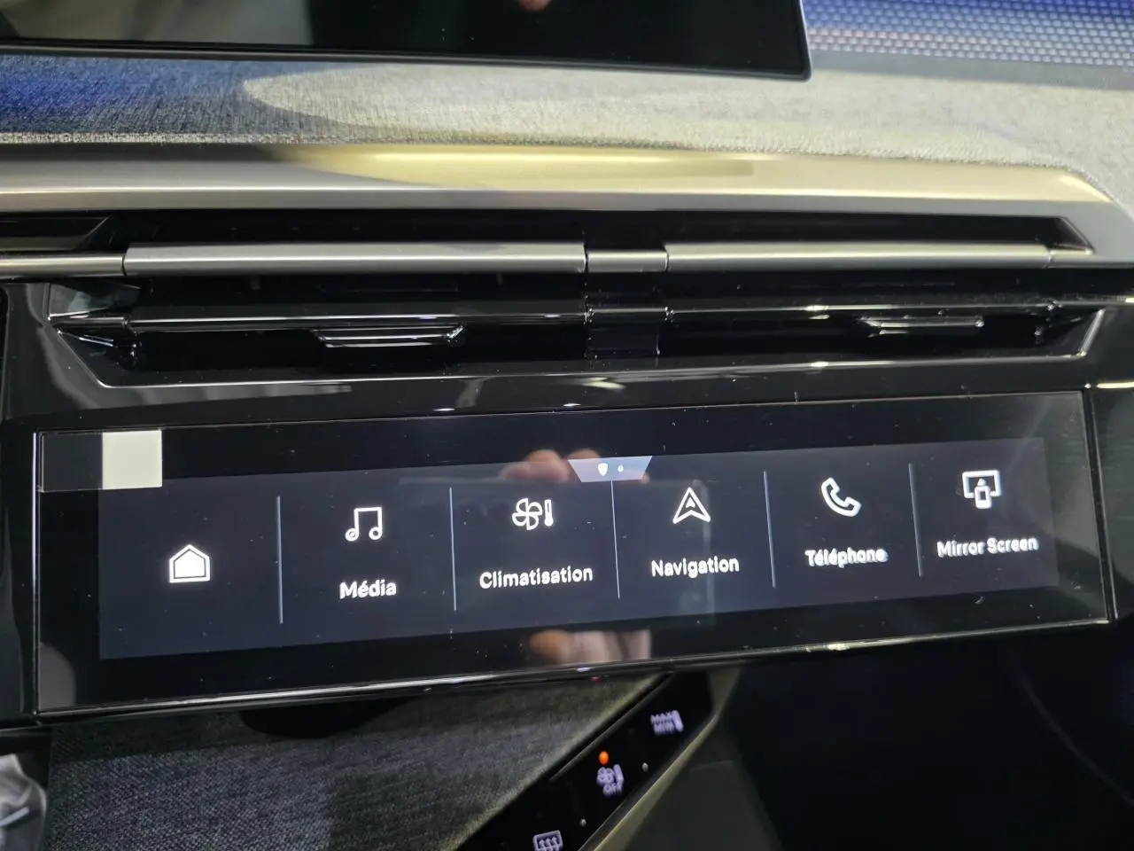 Écran tactile central du Peugeot 3008 gris titanium 2026 affichant les menus Média, Climatisation, Navigation, Téléphone et Mirror Screen.
