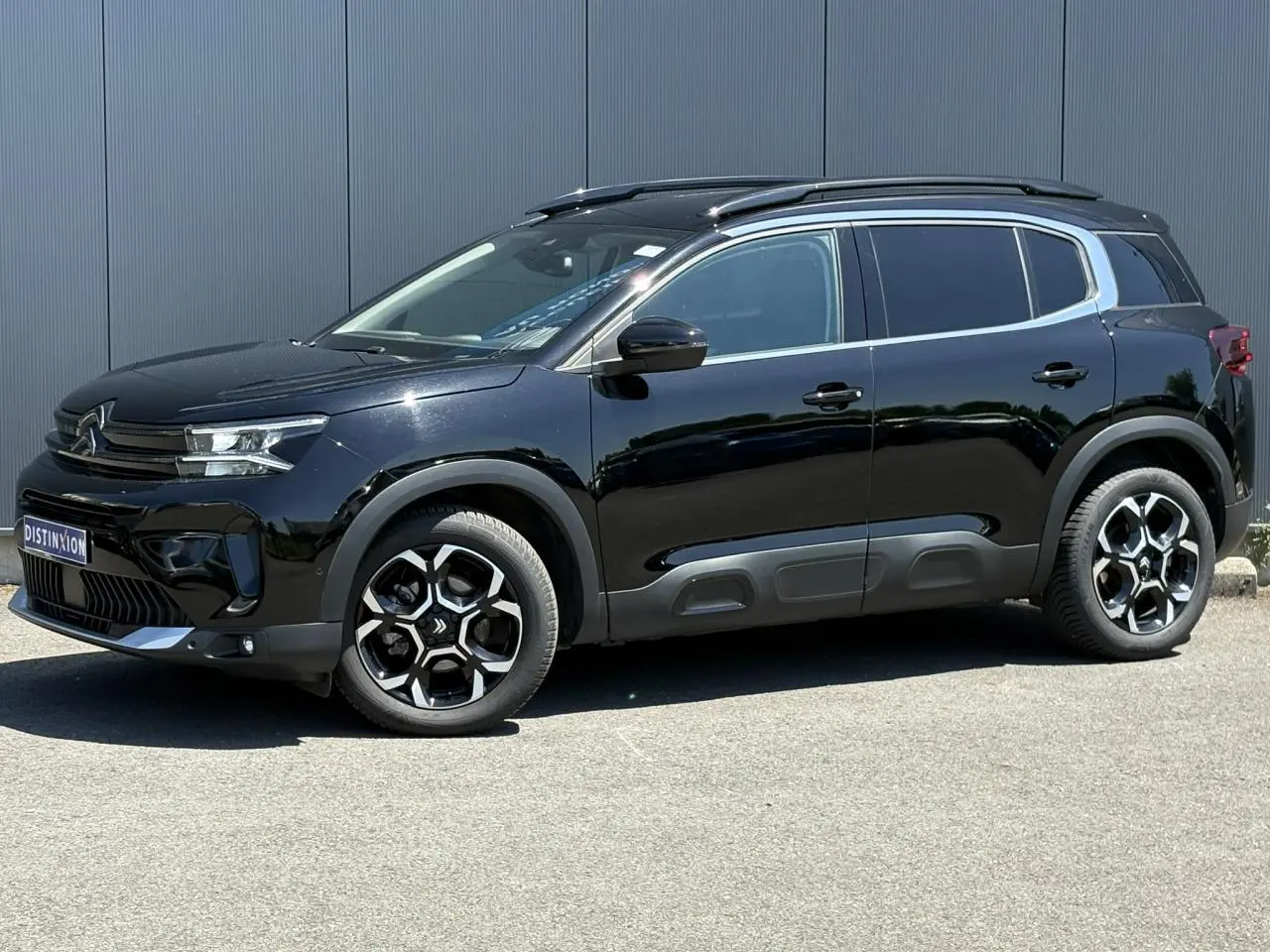 Citroën C5 Aircross Hybrid noir Perla vue de profil droit, avec jantes alliage bi-ton et protections latérales noires.