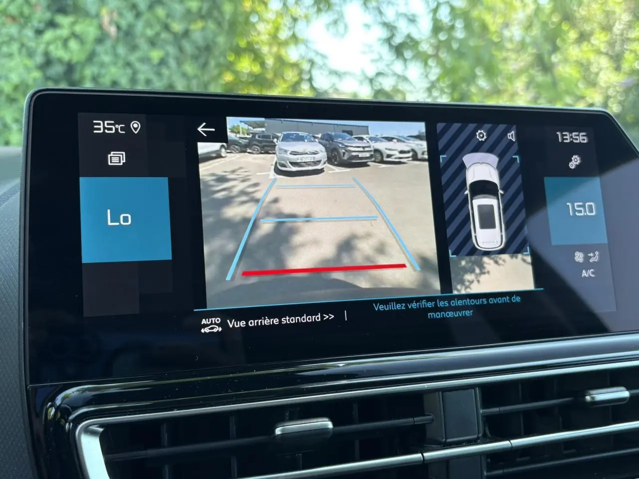 Écran tactile intérieur montrant la caméra de recul et l'affichage de la climatisation à 15°C sur Citroën C5 Aircross Hybrid noir.