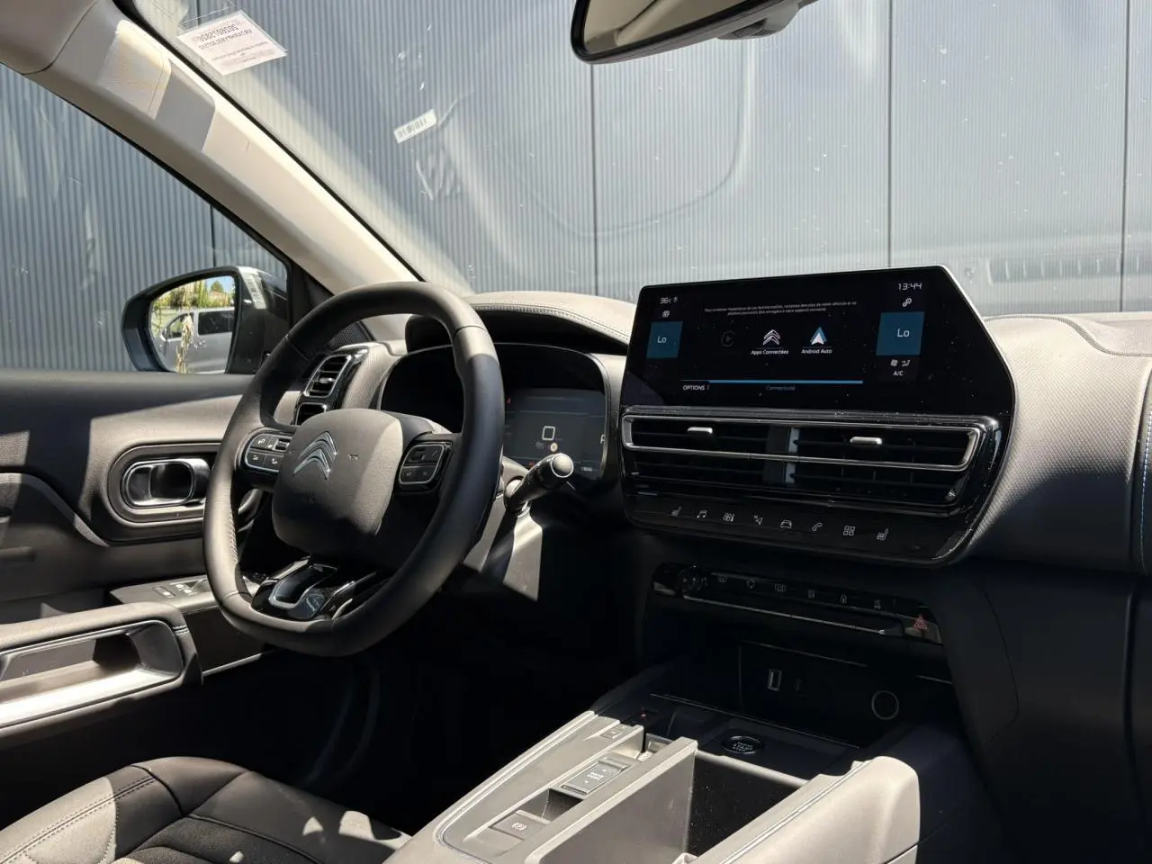 Vue intérieure côté conducteur du Citroën C5 Aircross Hybrid noir, avec tableau de bord numérique et écran tactile central.