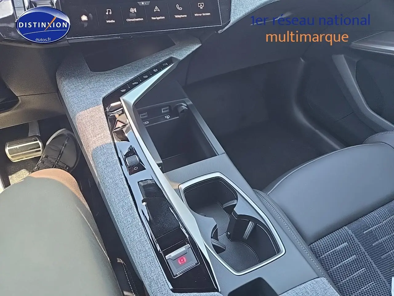 Vue intérieure centrée sur la console centrale et accoudoir avant du Peugeot 3008 noir perla nera 2025.