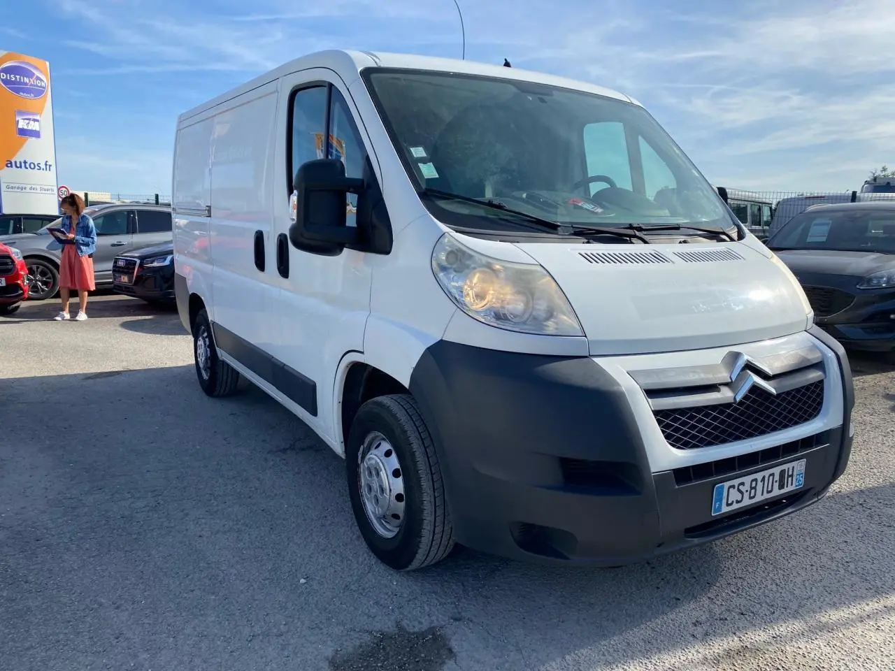 Fourgon blanc Citroën Jumper 2013 vu en 3/4 avant droit avec attelage et calandre noire distinctive.