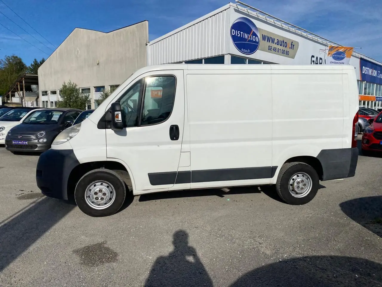 Vue de profil côté gauche d'un fourgon blanc Citroën Jumper 2013 avec attelage, stationné en extérieur.