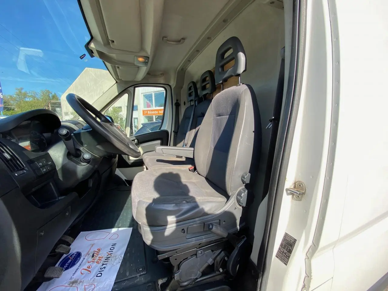 Intérieur du Citroën Jumper blanc 2013, vue côté conducteur montrant les sièges avant et le tableau de bord.