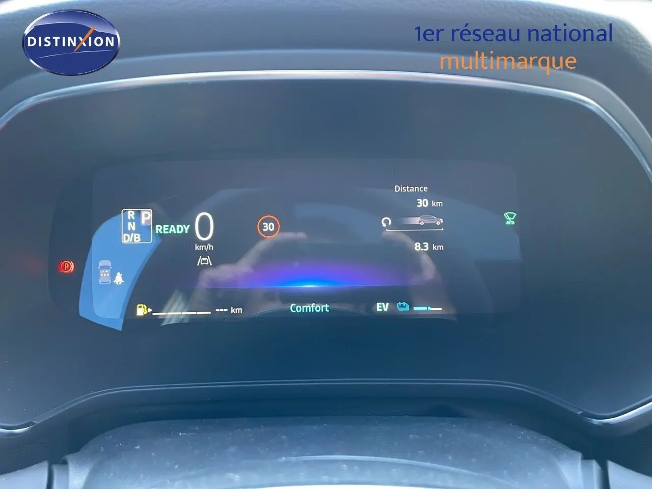 Tableau de bord numérique du Renault Captur E-Tech hybride 2025 affichant vitesse, mode confort et autonomie électrique.