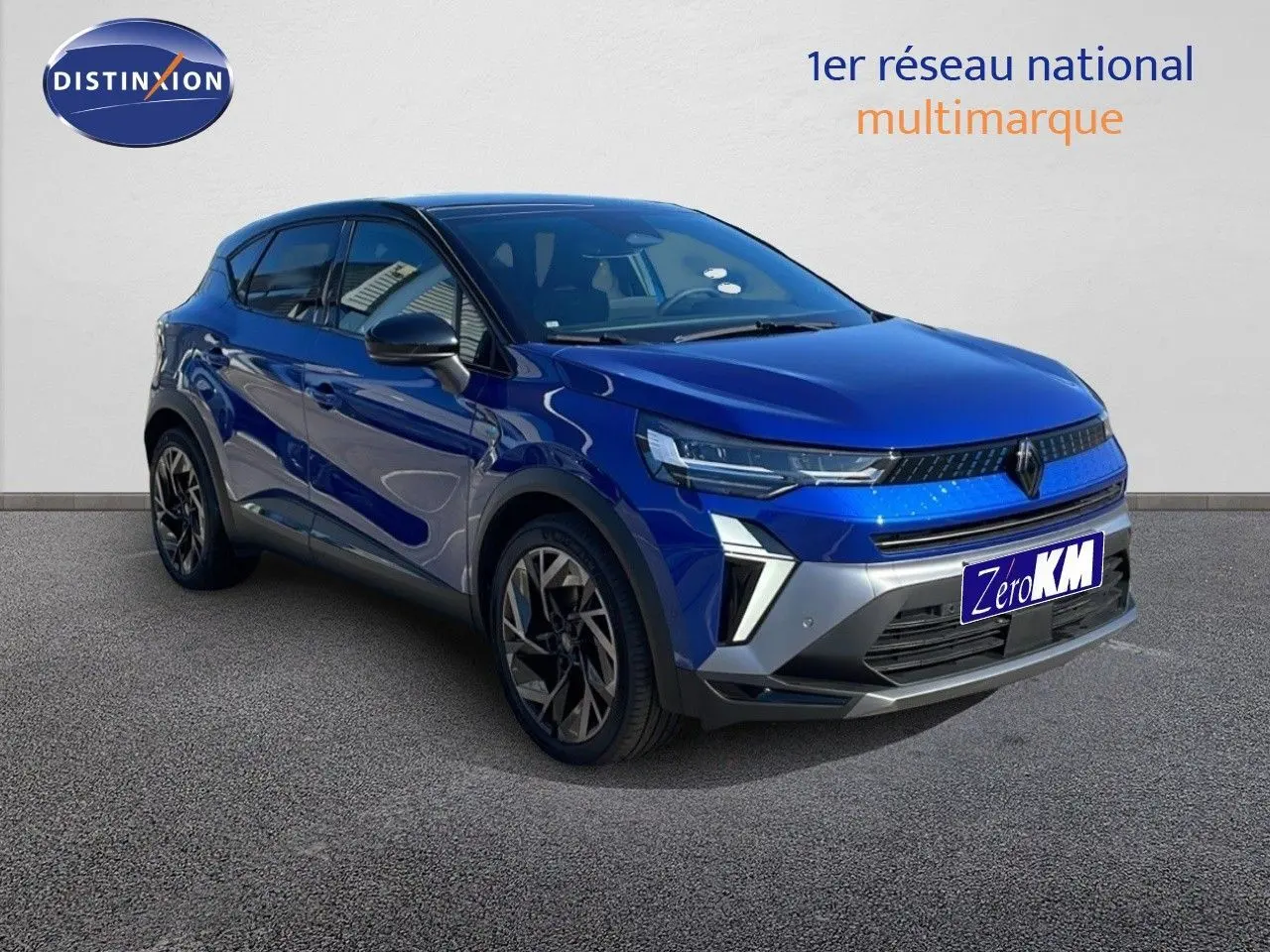 Renault Captur E-Tech hybride bleu Iron Metal avec toit noir, vu en 3/4 avant côté gauche sur fond neutre.