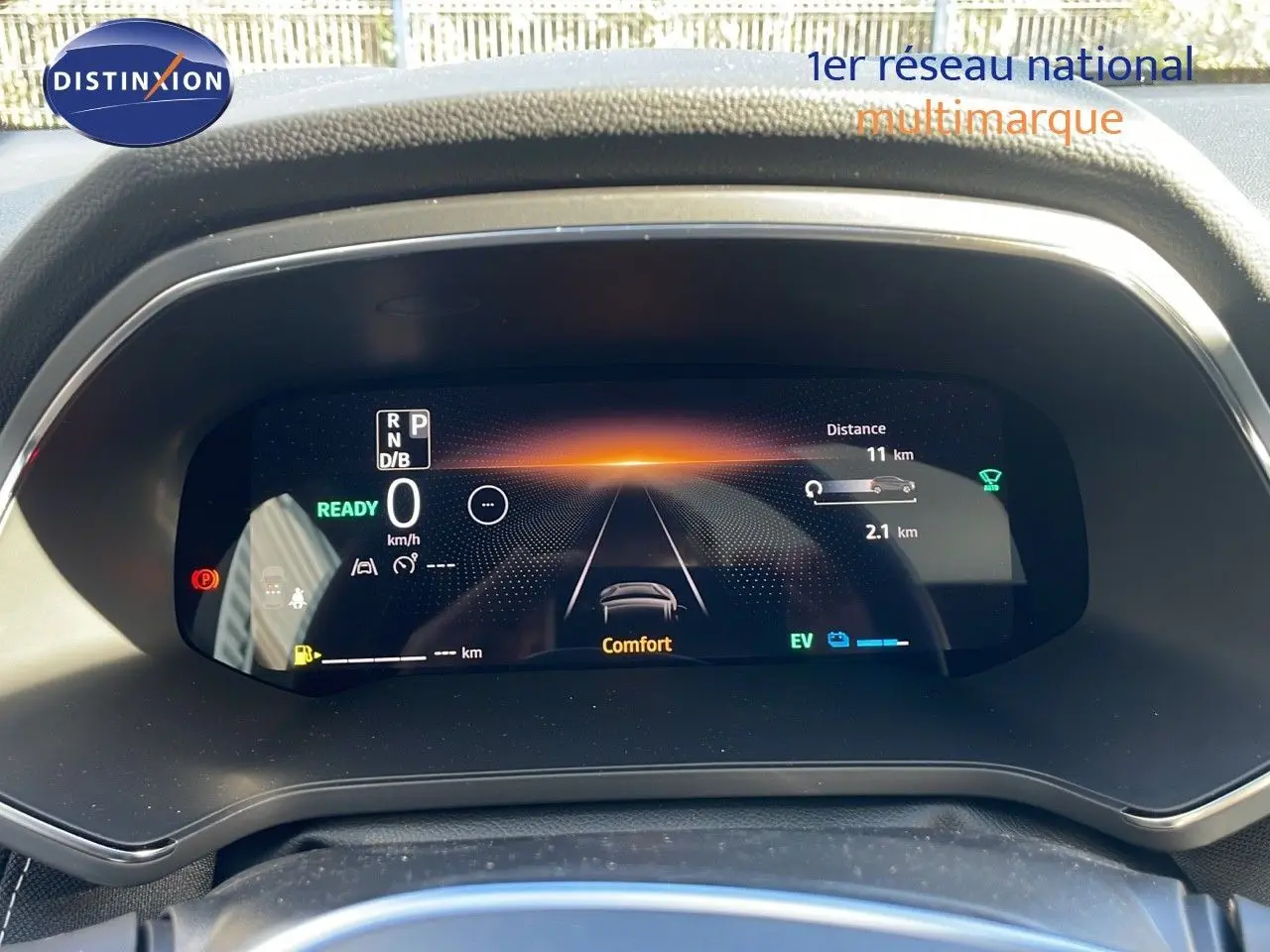 Tableau de bord numérique du Renault Captur E-Tech gris rafale, affichant mode confort et informations de conduite.