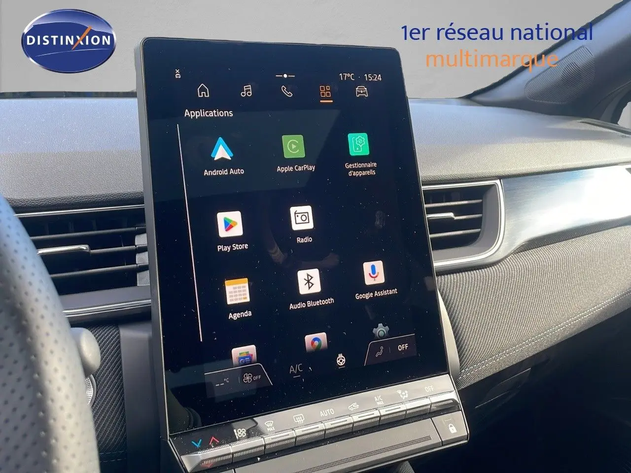 Écran tactile central vertical du tableau de bord du Renault Captur E-Tech gris rafale avec toit noir, vue intérieure côté conducteur.