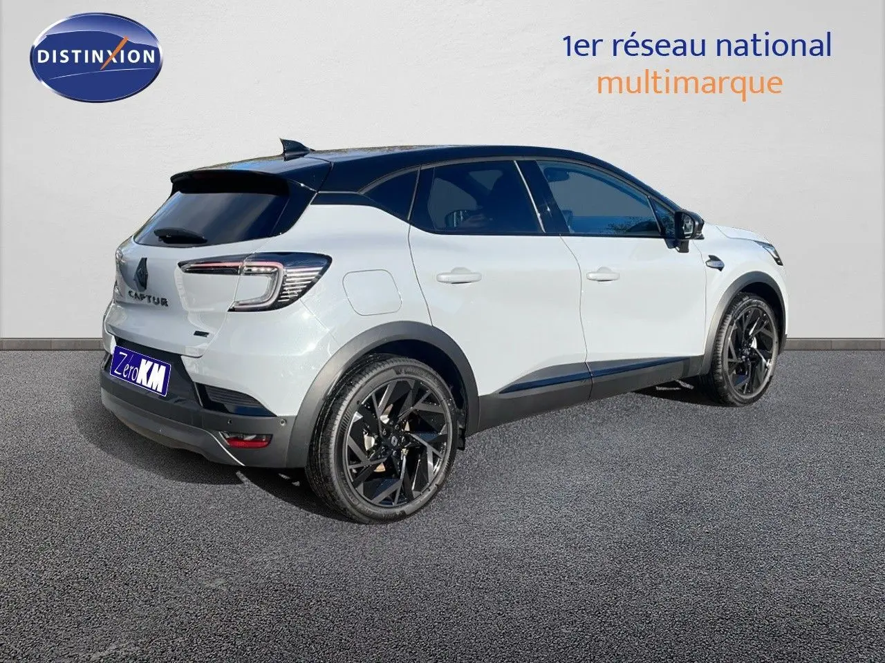 Vue 3/4 arrière droite d'un Renault Captur E-Tech hybride gris rafale métal avec toit noir et jantes noires.