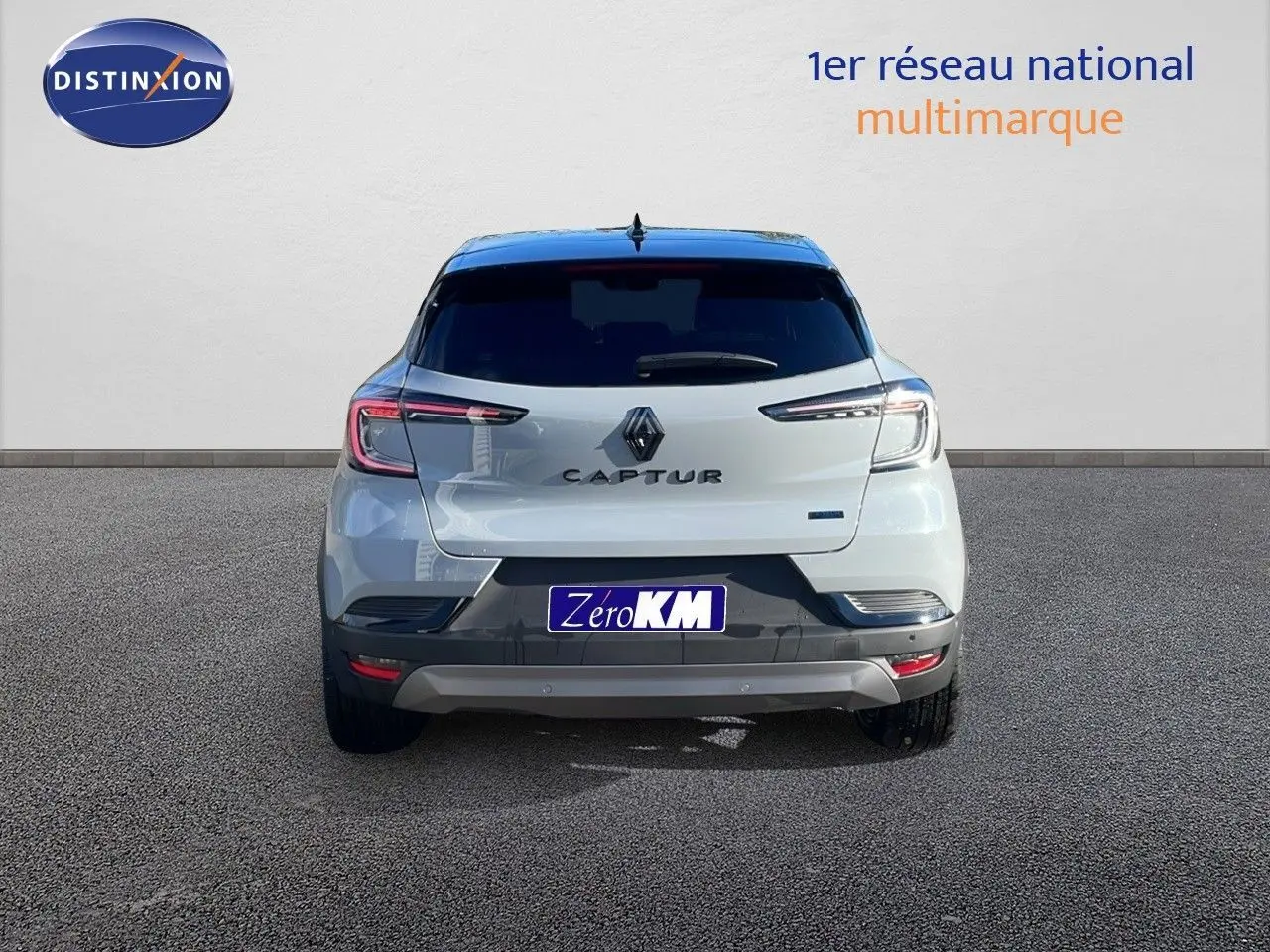 Vue arrière d'un Renault Captur gris Rafale métal avec toit noir, mettant en valeur ses feux LED et son logo central.