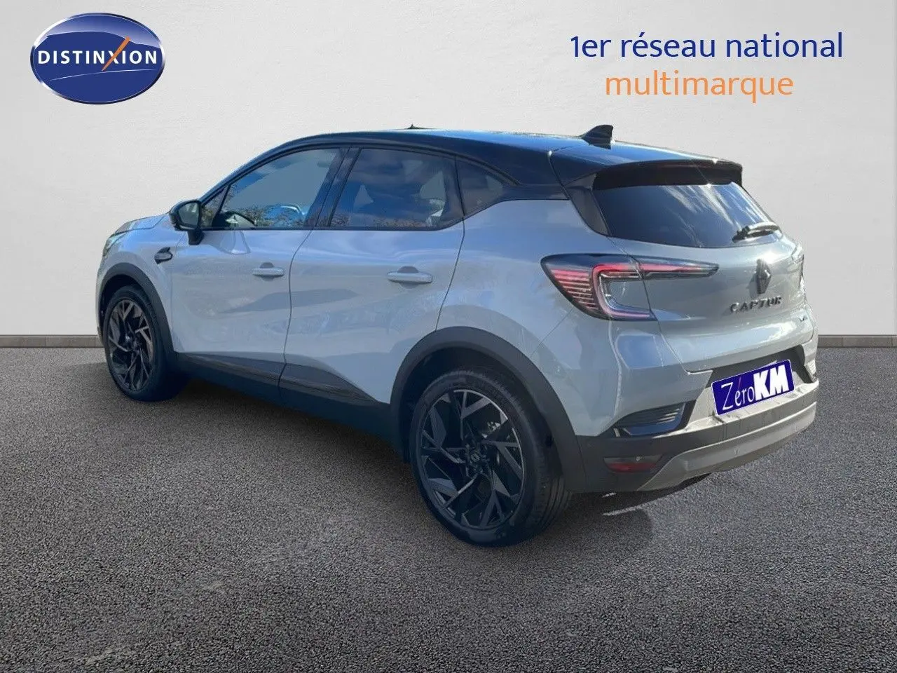 Renault Captur E-Tech hybride gris Rafale toit noir, vue 3/4 arrière côté gauche avec jantes noires distinctives.