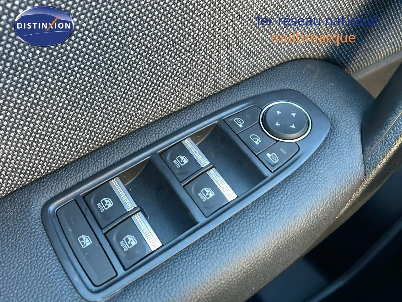 Panneau de commandes des vitres et rétroviseurs côté gauche d'un Renault Captur bleu Iron Metal au toit noir.