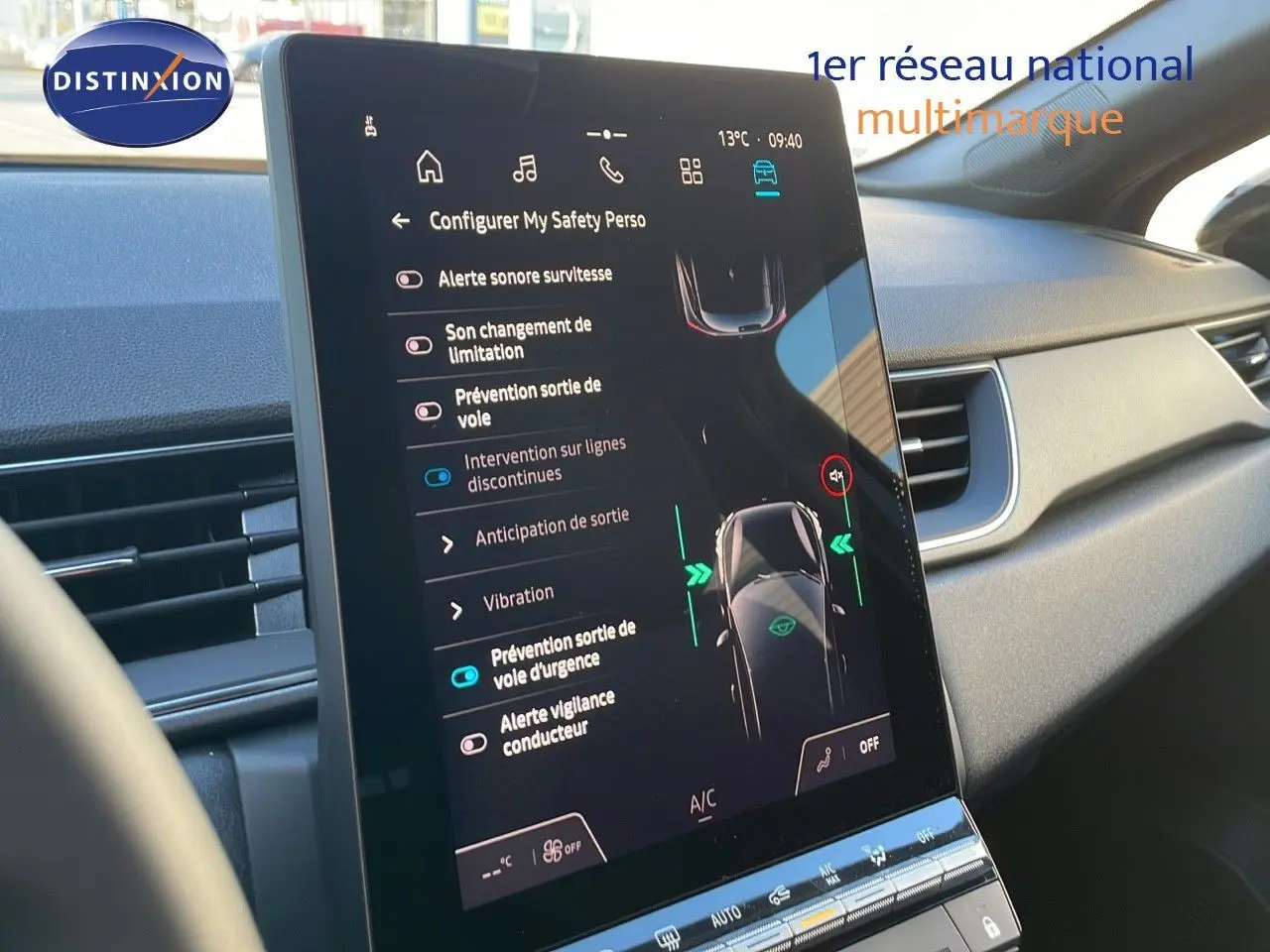 Intérieur du Renault Captur E-Tech Hybrid bleu Iron Metal, vue sur l'écran tactile central avec options de sécurité affichées.