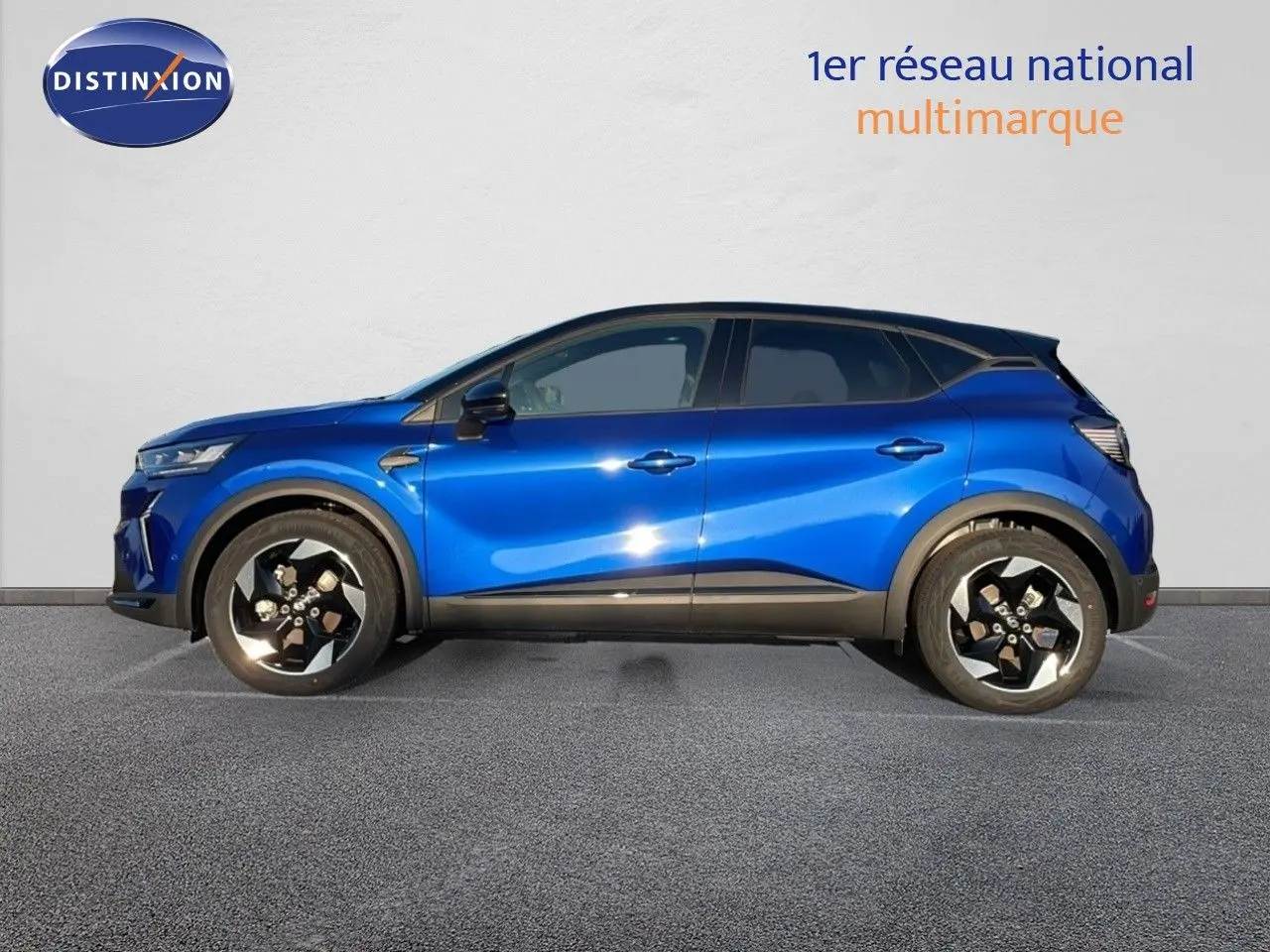 Profil latéral droit d'un Renault Captur E-Tech hybride bleu Iron avec toit noir et jantes biton modernes.