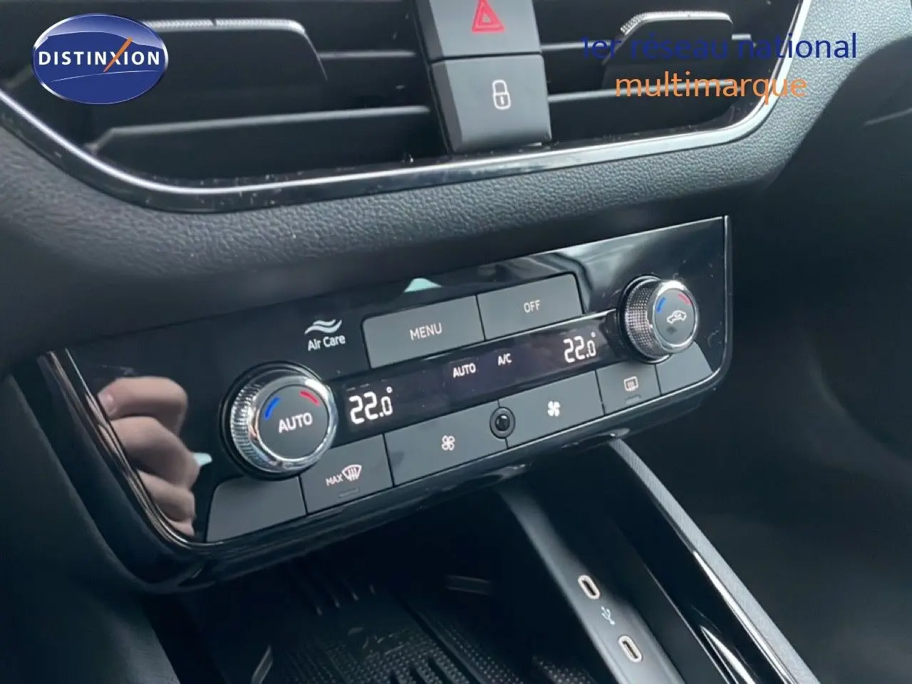 Vue rapprochée de la console centrale du Skoda Kamiq gris graphite, mettant en valeur la climatisation automatique digitale.