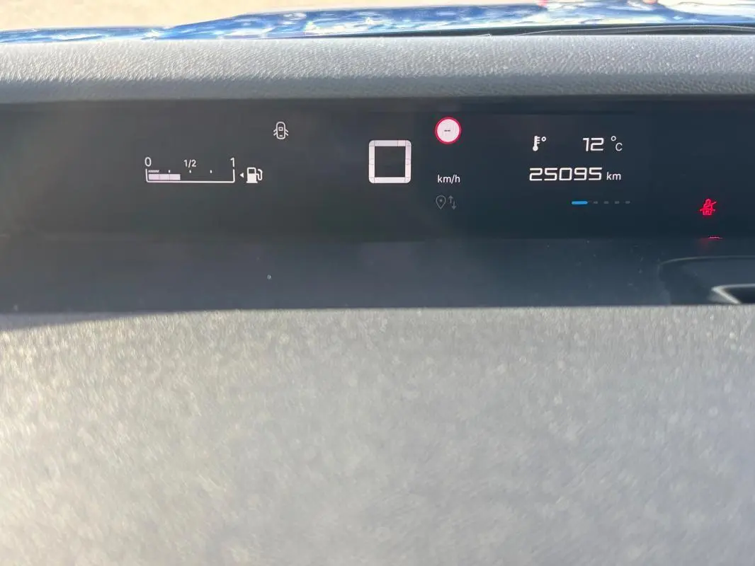 Affichage tête haute du tableau de bord de la Citroën C3 bleu, montrant la vitesse à 0 km/h et 25095 km au compteur.