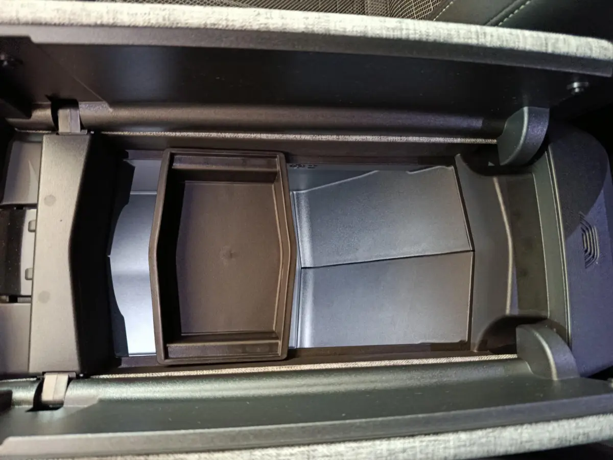 Vue rapprochée de l'intérieur du rangement central du Peugeot 3008 gris clair, montrant un compartiment modulable.