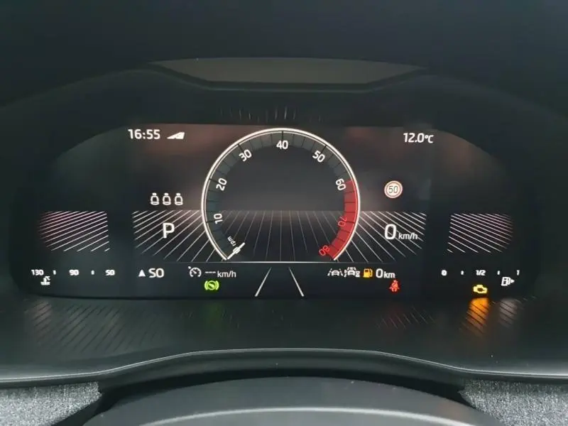 Tableau de bord numérique du Skoda Kamiq 2025 affichant la vitesse à 0 km/h et la température extérieure à 12°C.