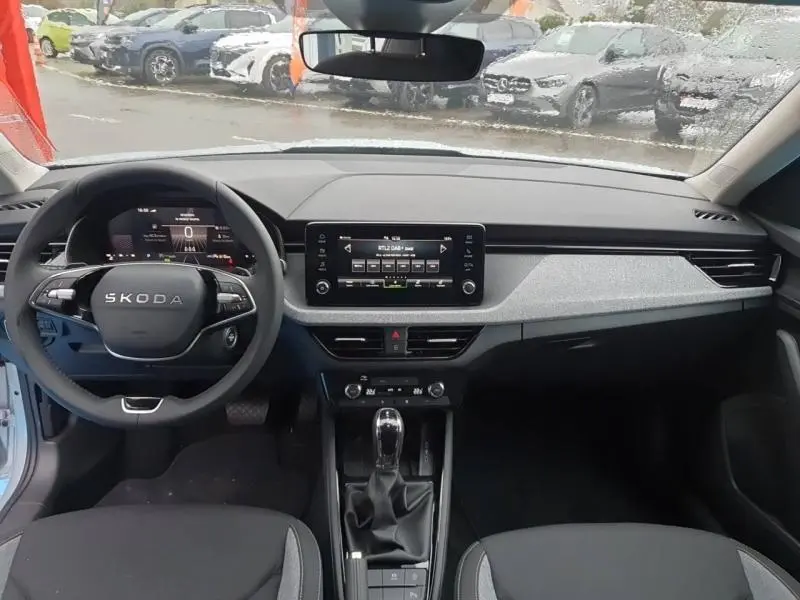 Vue intérieure avant du tableau de bord et volant cuir multifonction du Skoda Kamiq 2025, finition Selection.