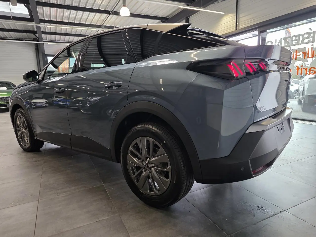 Vue 3/4 arrière gauche du Peugeot 3008 bleu métallisé avec feux arrière à LED 3 griffes et jantes alliage 18 pouces Basel.