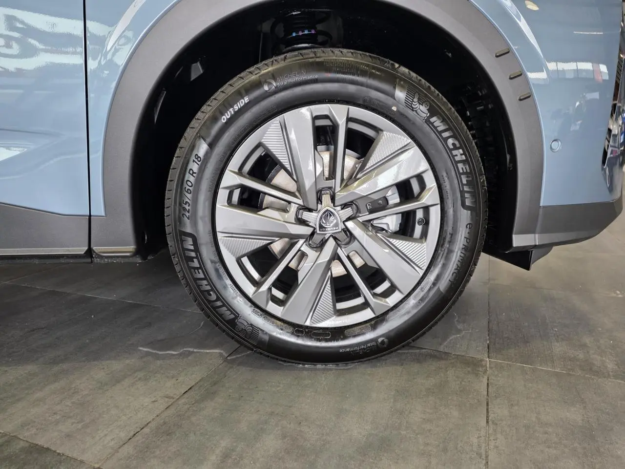 Gros plan sur la roue avant droite du Peugeot 3008 bleu avec jante alliage 18 pouces Basel et pneu Michelin.