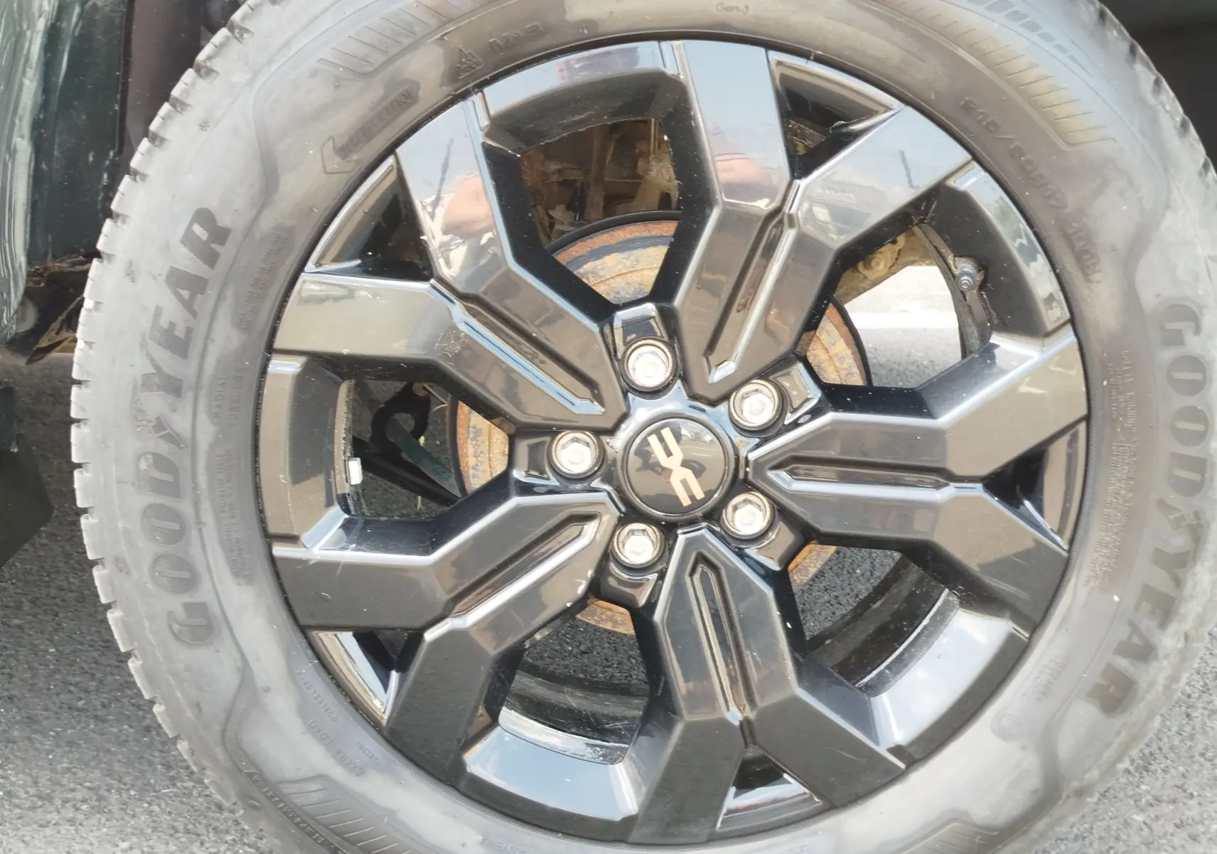 Gros plan sur la jante noire brillante du Dacia Duster 2024, version Extreme 4x4, avec pneu Goodyear visible.