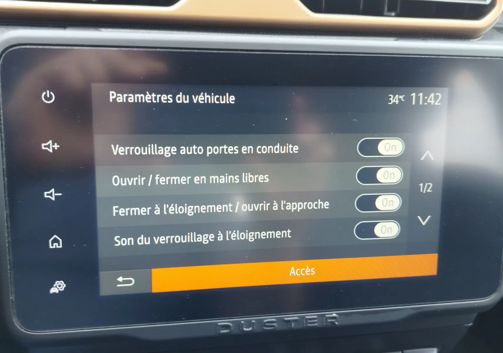 Écran tactile du tableau de bord du Dacia Duster 2024 affichant les paramètres de verrouillage et accès mains libres.