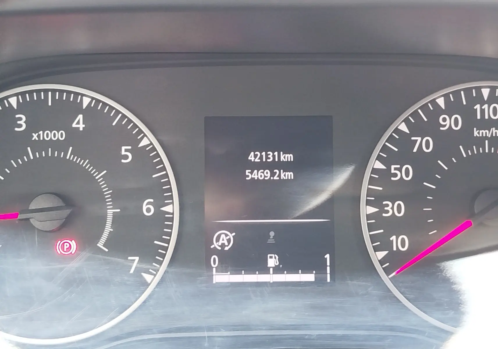 Vue rapprochée du tableau de bord du Dacia Duster 2024, affichant le compteur et l'odomètre à 42131 km.
