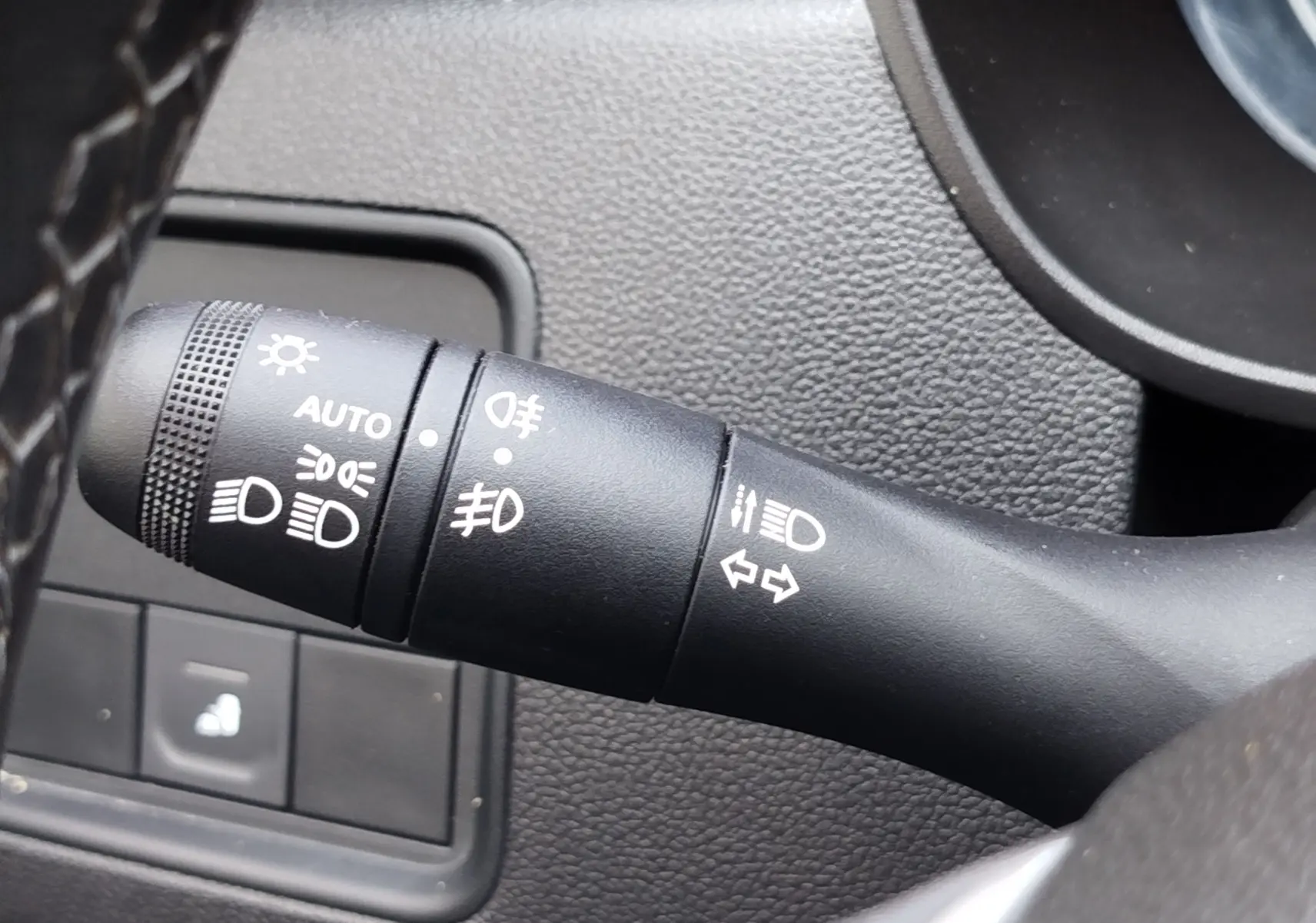 Gros plan sur la commande des feux et clignotants dans l’habitacle du Dacia Duster 2024, finition Extreme.