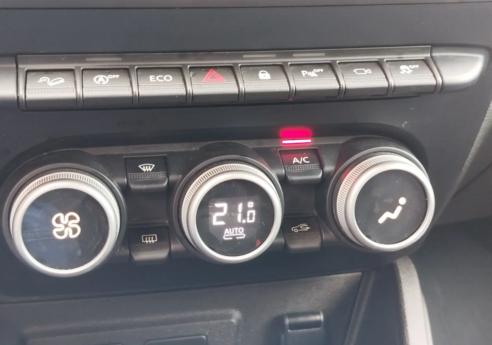 Image montrant le tableau de bord avec les commandes de climatisation du Dacia Duster 2024, version 1.5 Blue dCi.