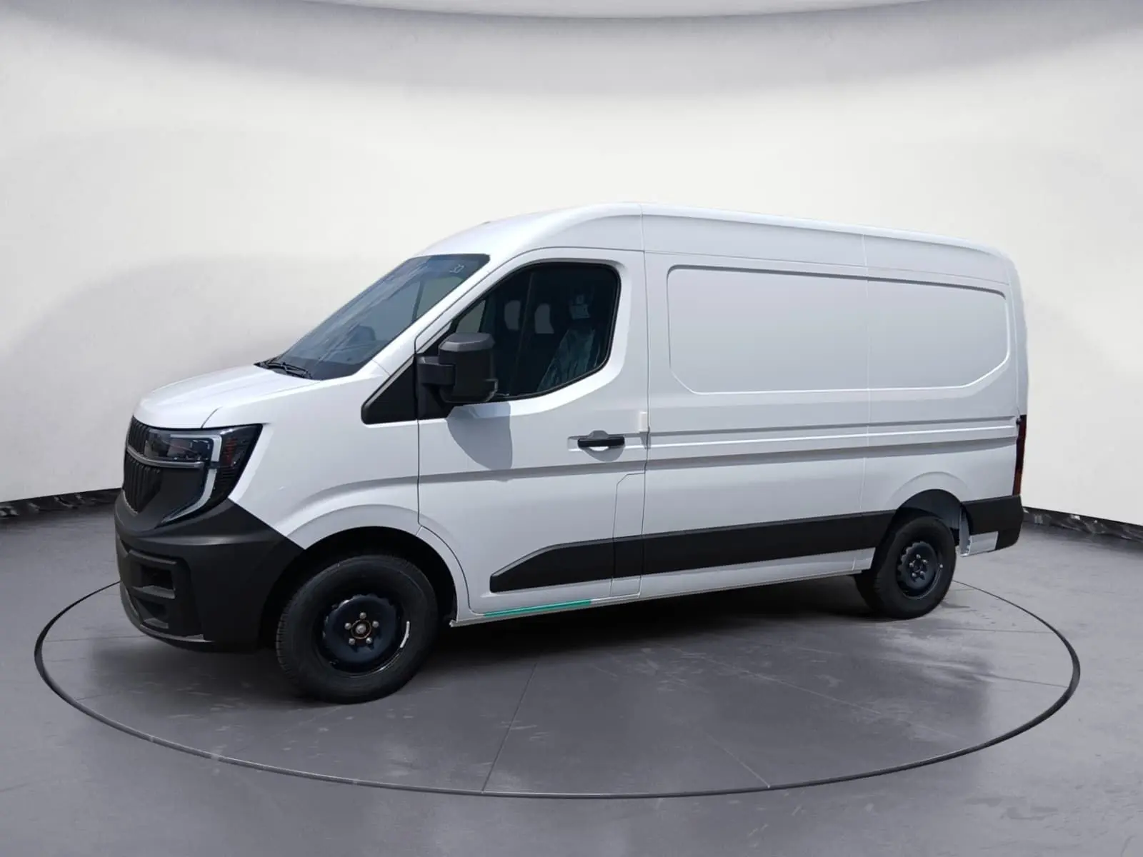 Renault Master blanc en vue de profil côté gauche, fourgon utilitaire avec pare-chocs noir et rétroviseurs électriques.