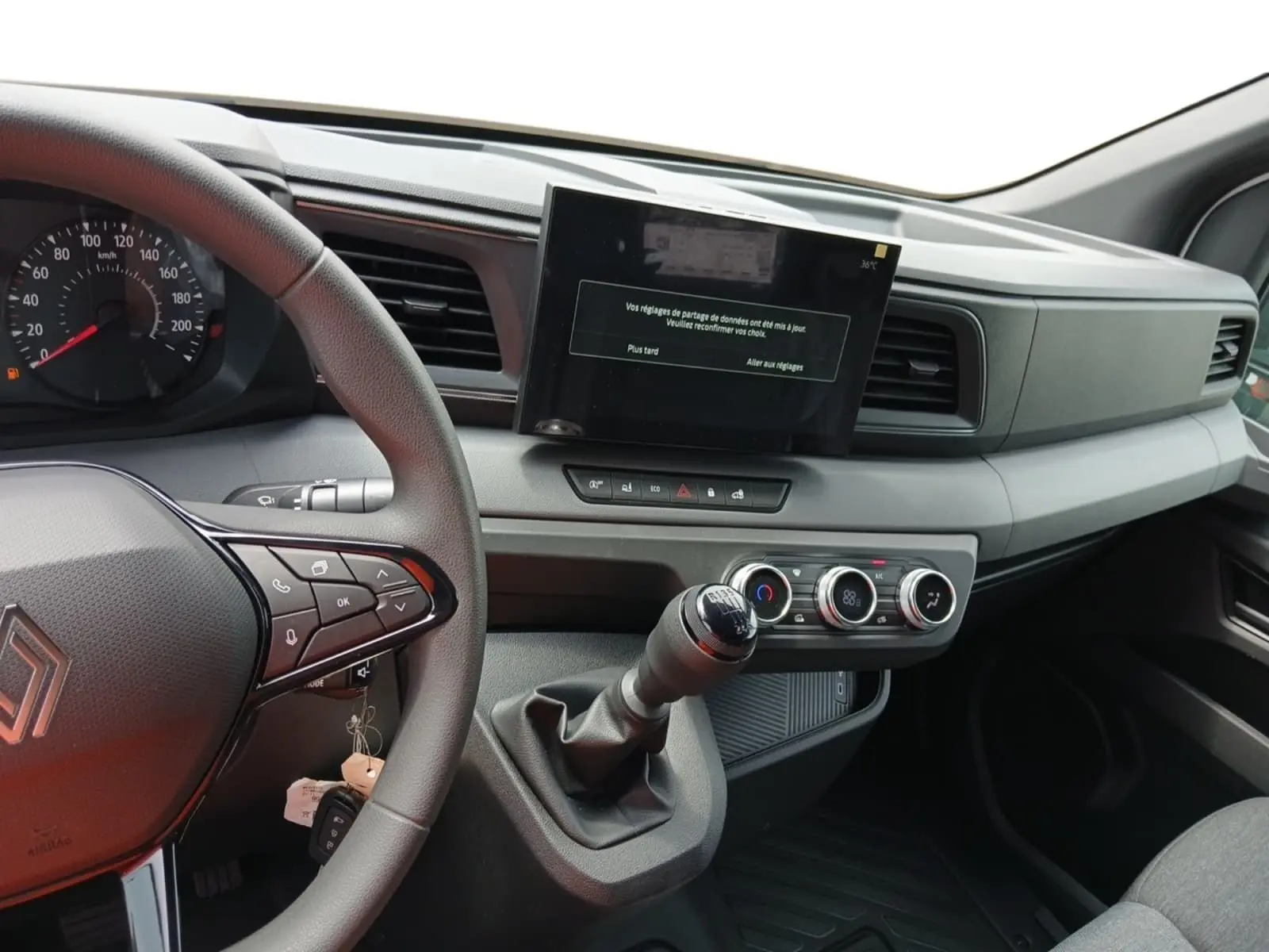 Vue intérieure côté conducteur du Renault Master 2026, tableau de bord avec écran tactile et levier de vitesse manuel.