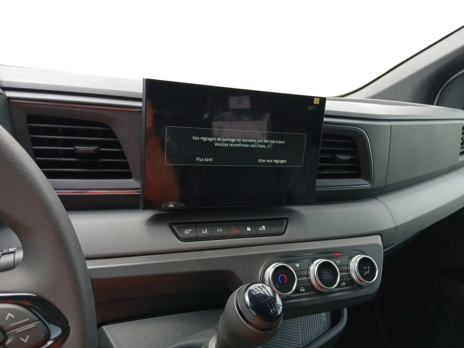 Vue intérieure du tableau de bord du Renault Master blanc 2026, avec écran tactile central et levier de vitesse manuel.