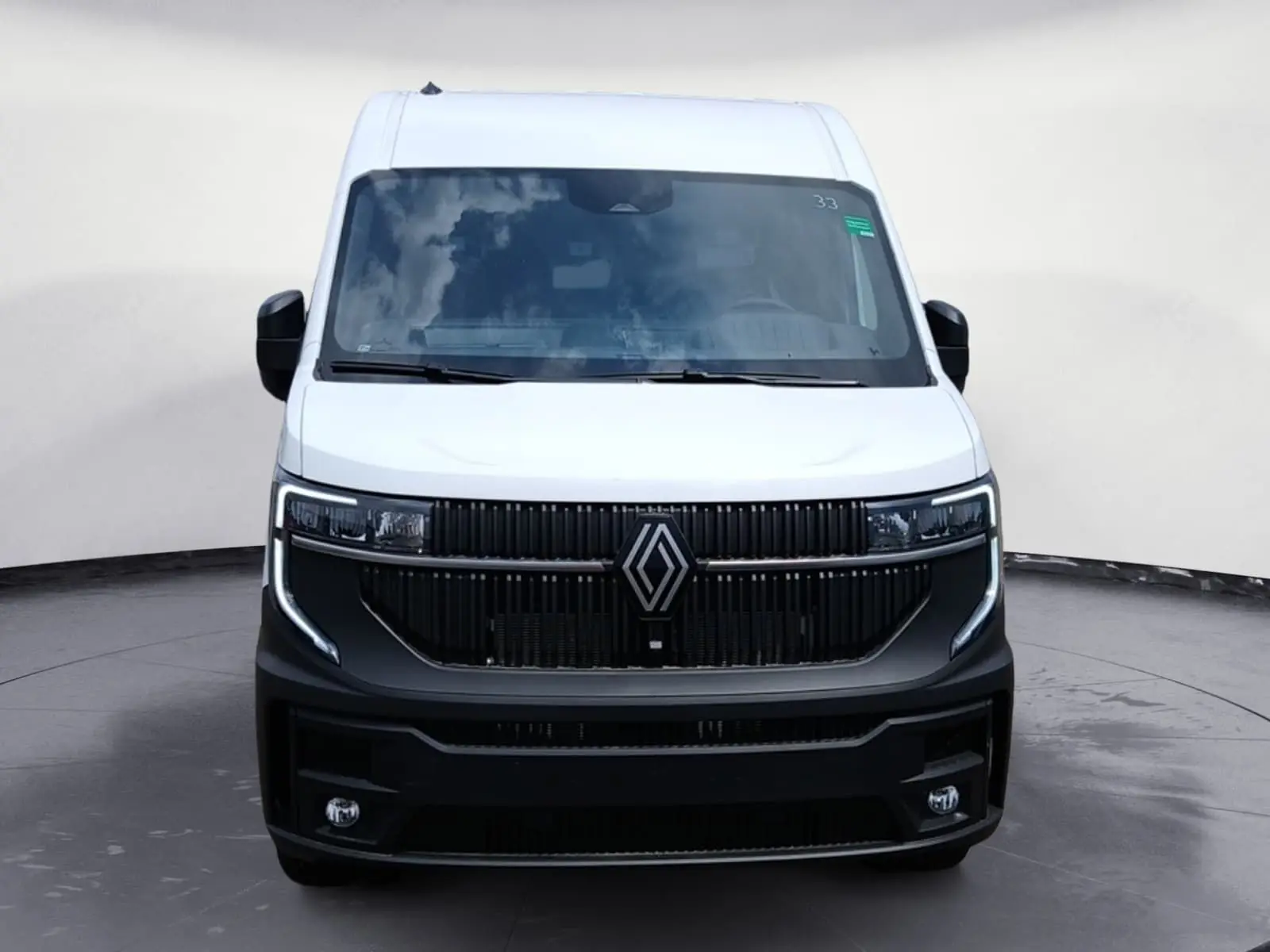 Vue frontale du Renault Master blanc 2026 avec calandre noire marquée et phares LED intégrés.