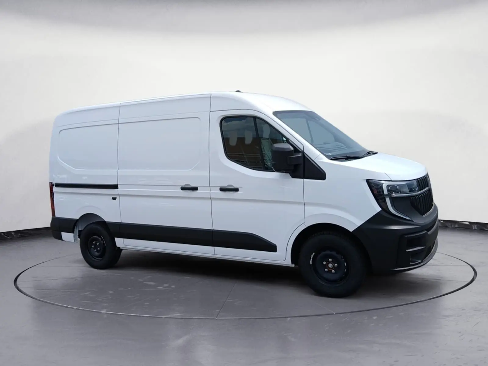 Renault Master blanc en vue 3/4 avant droit, fourgon utilitaire avec pare-chocs et bas de caisse noirs.