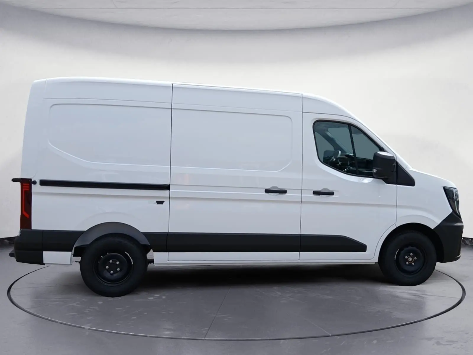 Vue de profil côté gauche d’un Renault Master blanc L2H2 avec bande noire basse et jantes acier noires.
