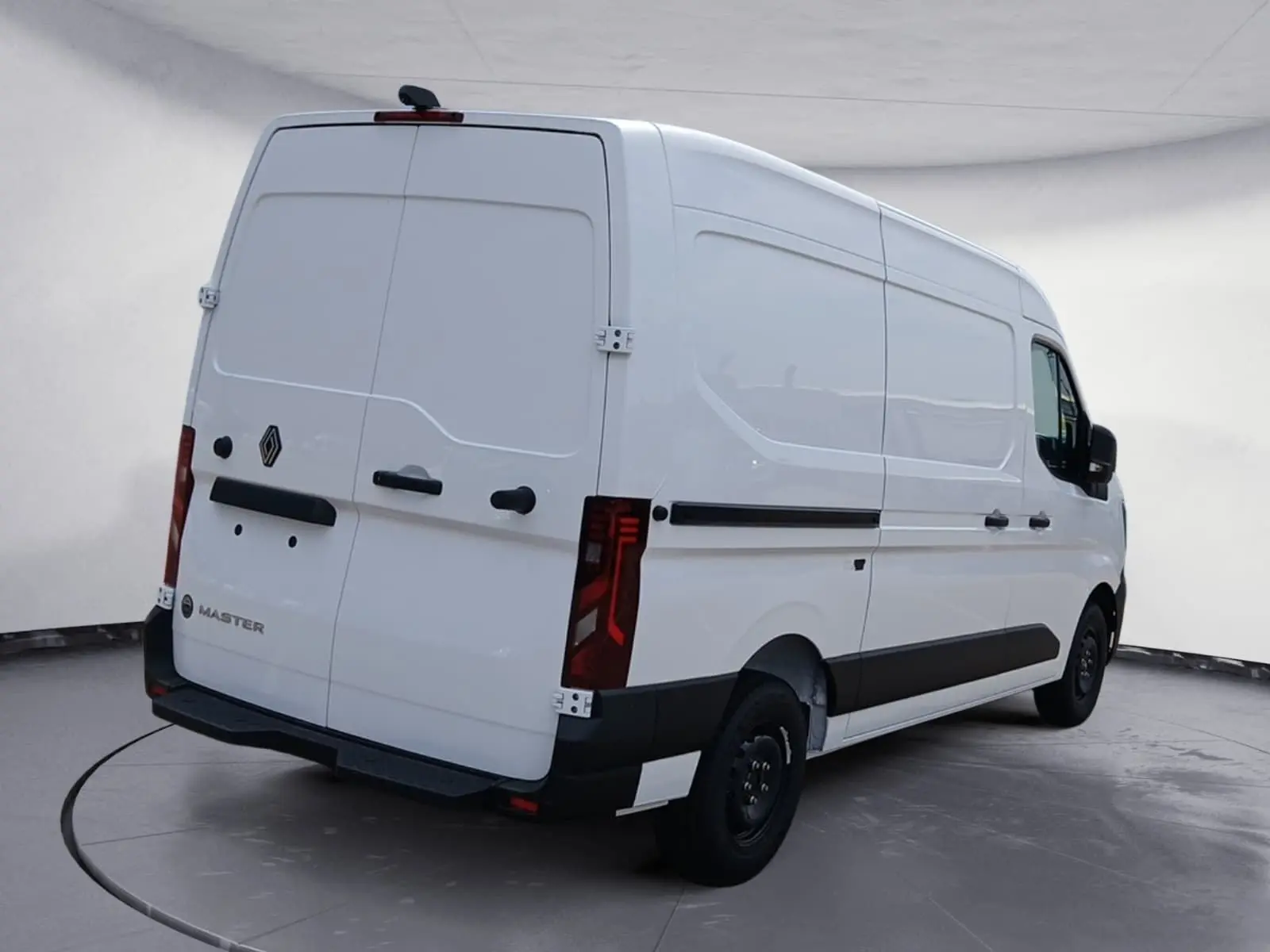 Vue 3/4 arrière droite d’un Renault Master blanc L2H2 avec portes arrière fermées et feux arrière verticaux rouges.