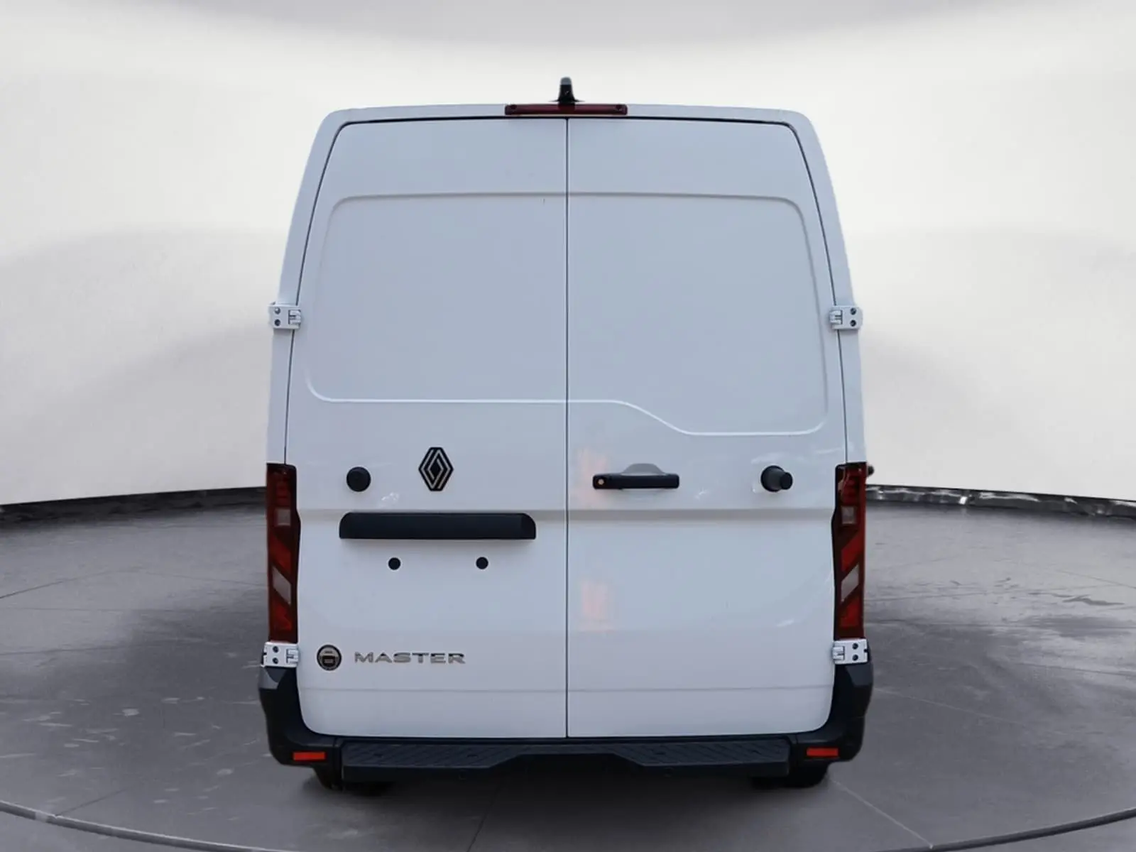 Vue arrière d’un Renault Master blanc, version L2H2, avec portes battantes fermées et feux arrière verticaux.