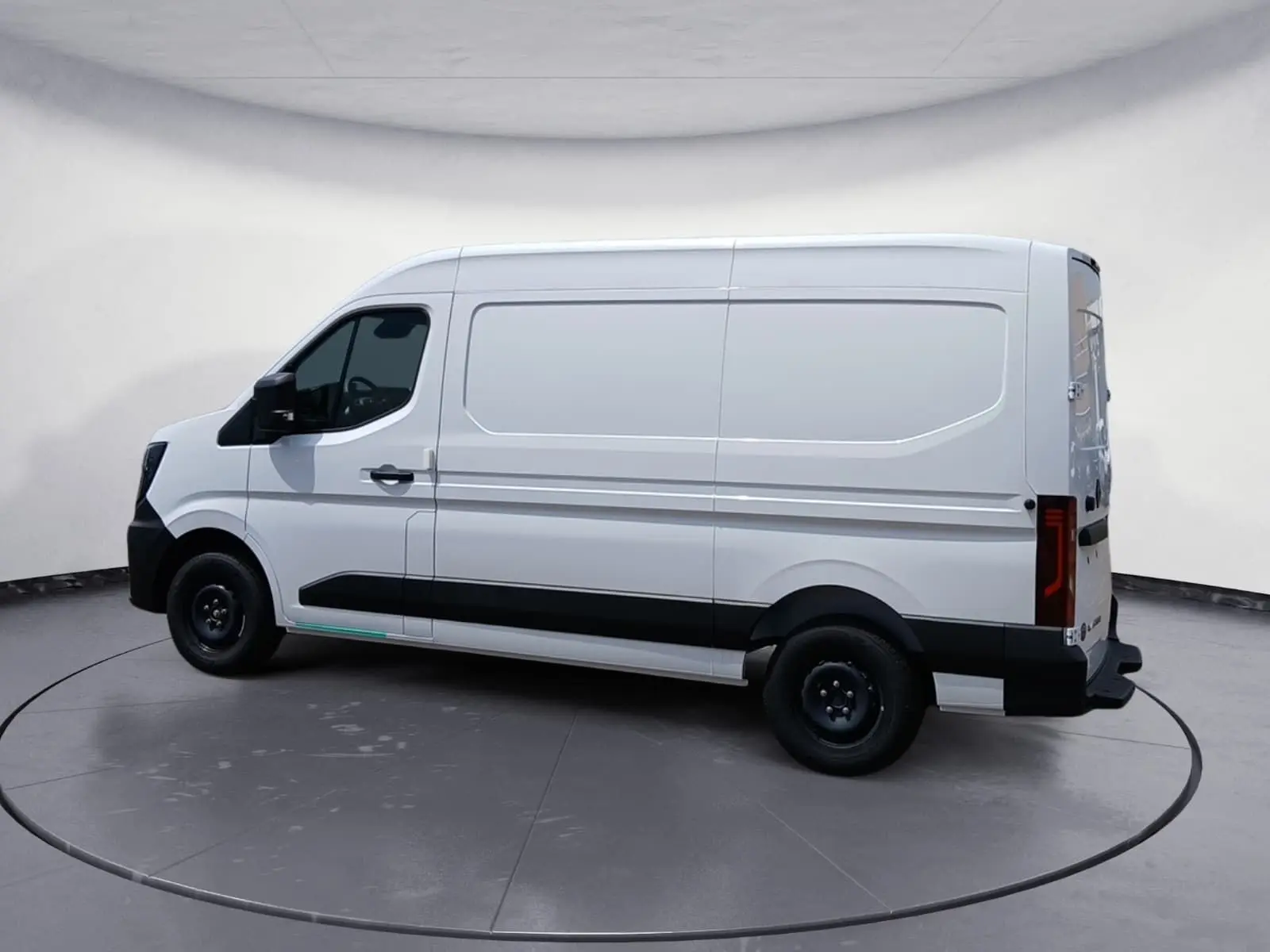 Renault Master blanc en vue de profil côté gauche, fourgon utilitaire avec bande noire basse et roues acier noires.