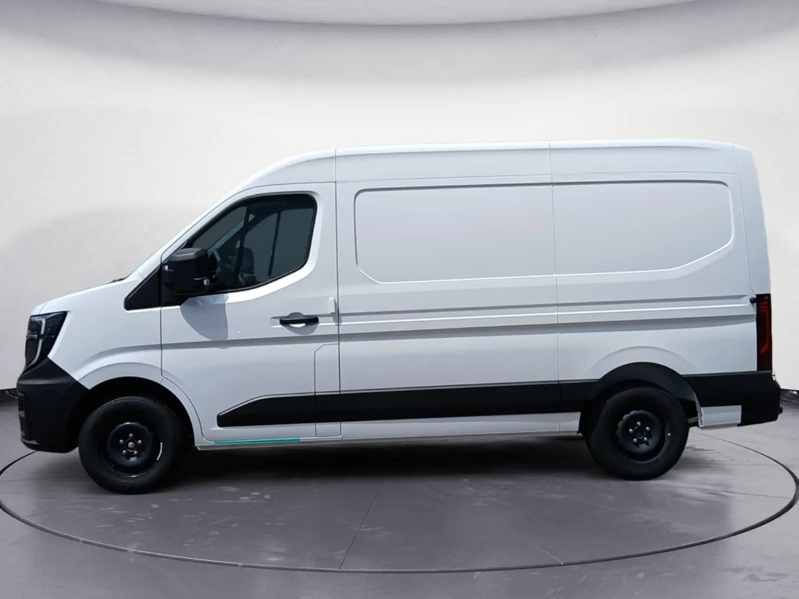 Vue latérale côté gauche d’un Renault Master blanc, version utilitaire avec bas de caisse noir et jantes acier noires.