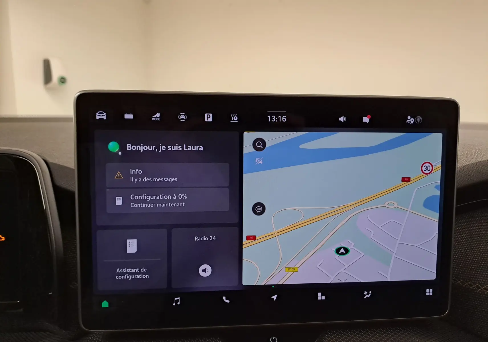 Écran tactile central du Skoda Kodiaq 2025 affichant navigation et assistant vocal "Laura" en intérieur.