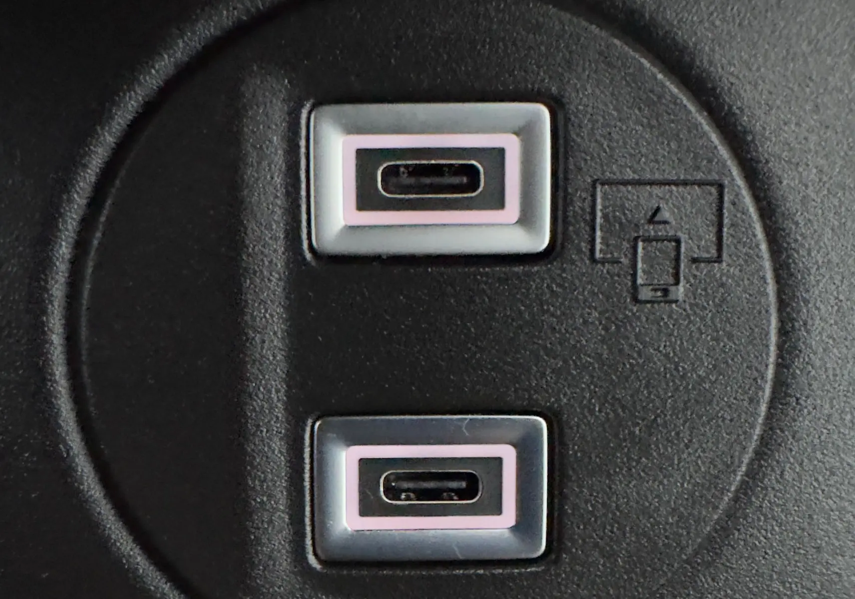 Détail en gros plan des deux ports USB-C intégrés dans l'habitacle du Citroën Berlingo gris Artense 2025.