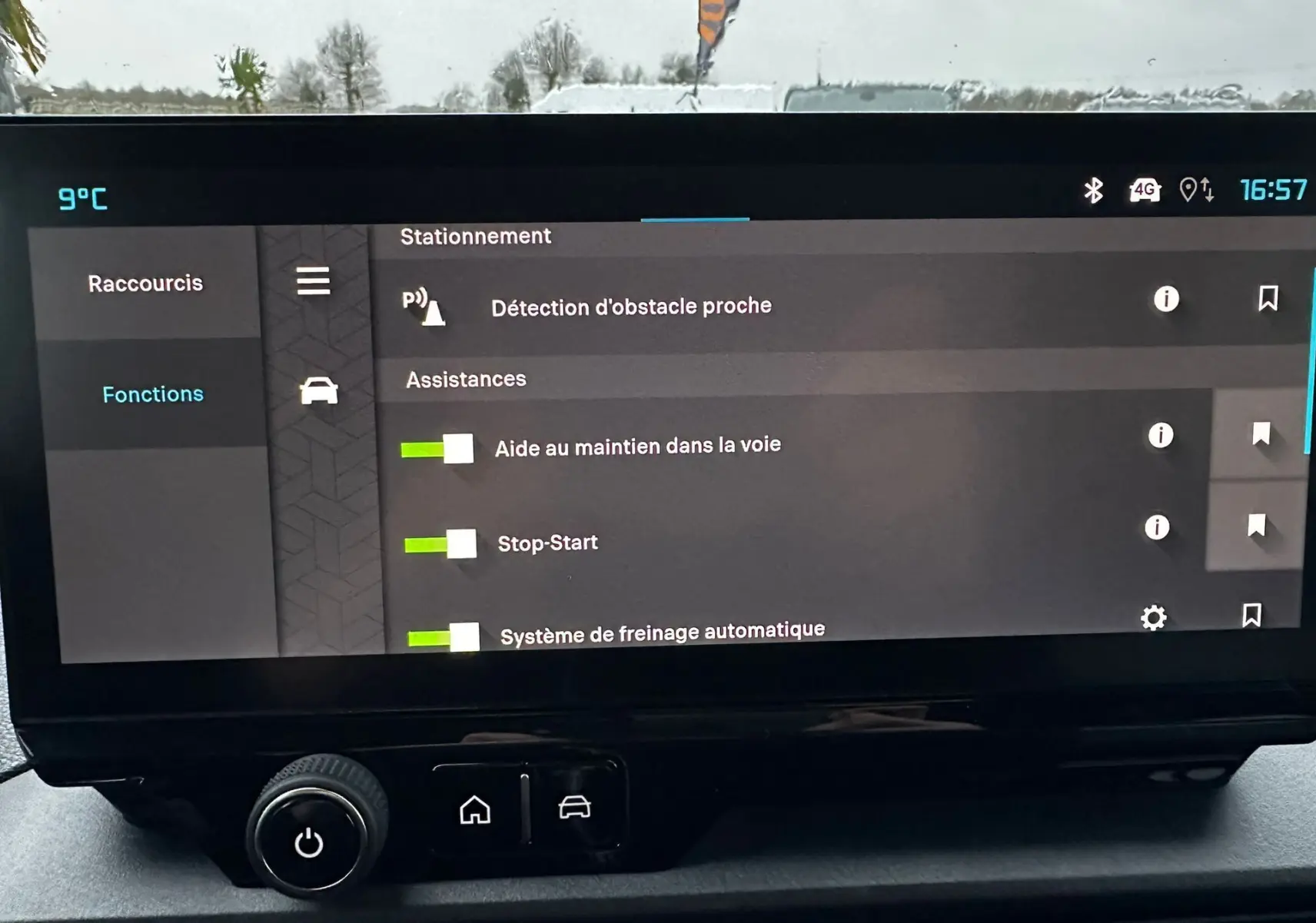 Écran tactile intérieur du Citroën Berlingo 2025 affichant les aides à la conduite, avec boutons de contrôle en dessous.