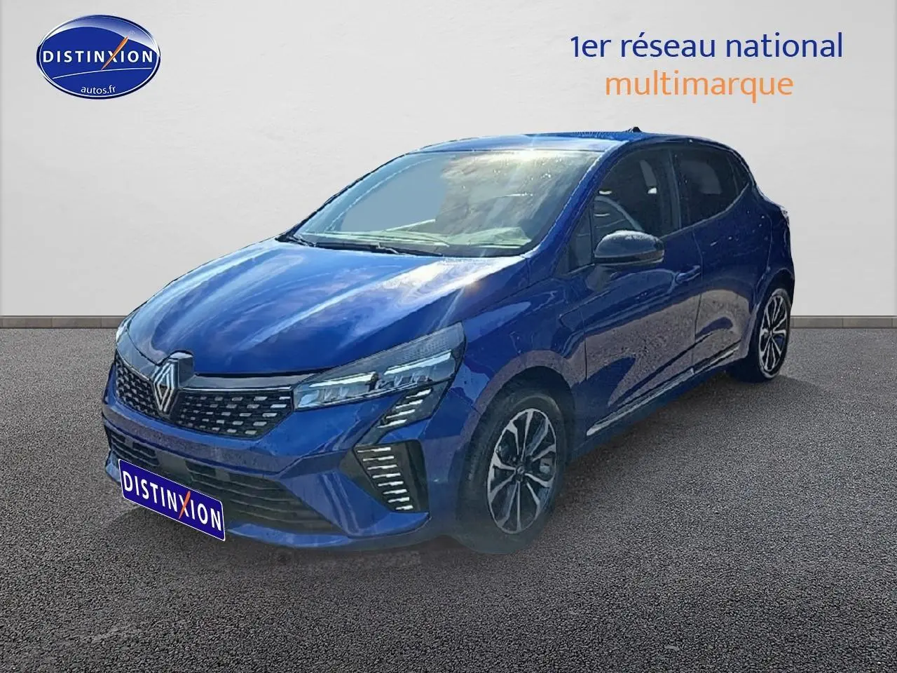 Renault Clio V 1.6 e-tech 145 techno bleu iron vue 3/4 avant avec calandre chromée et jantes alu.