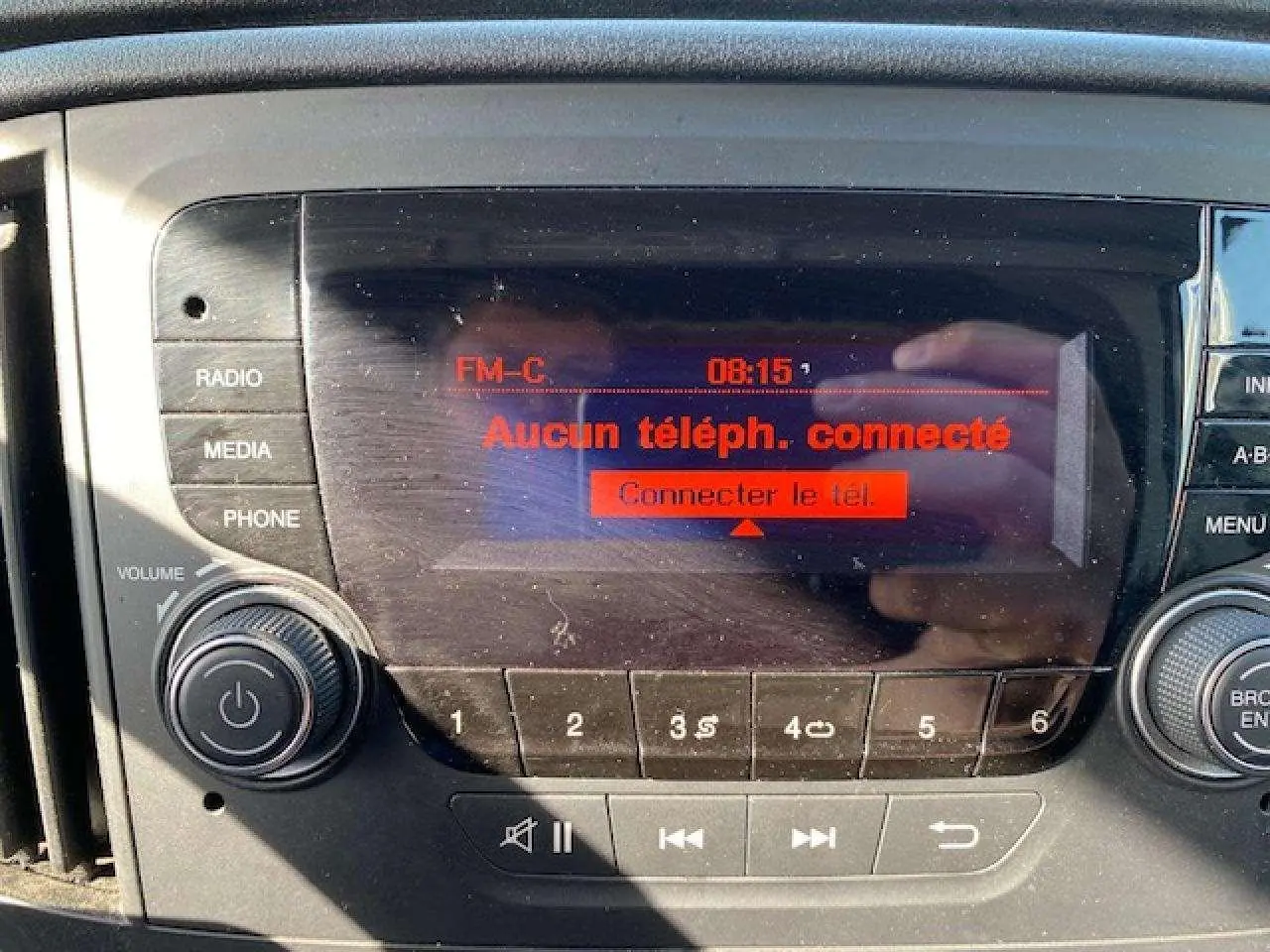 Affichage central de l'autoradio du Fiat Doblo 2017 montrant l'option Bluetooth sans téléphone connecté.
