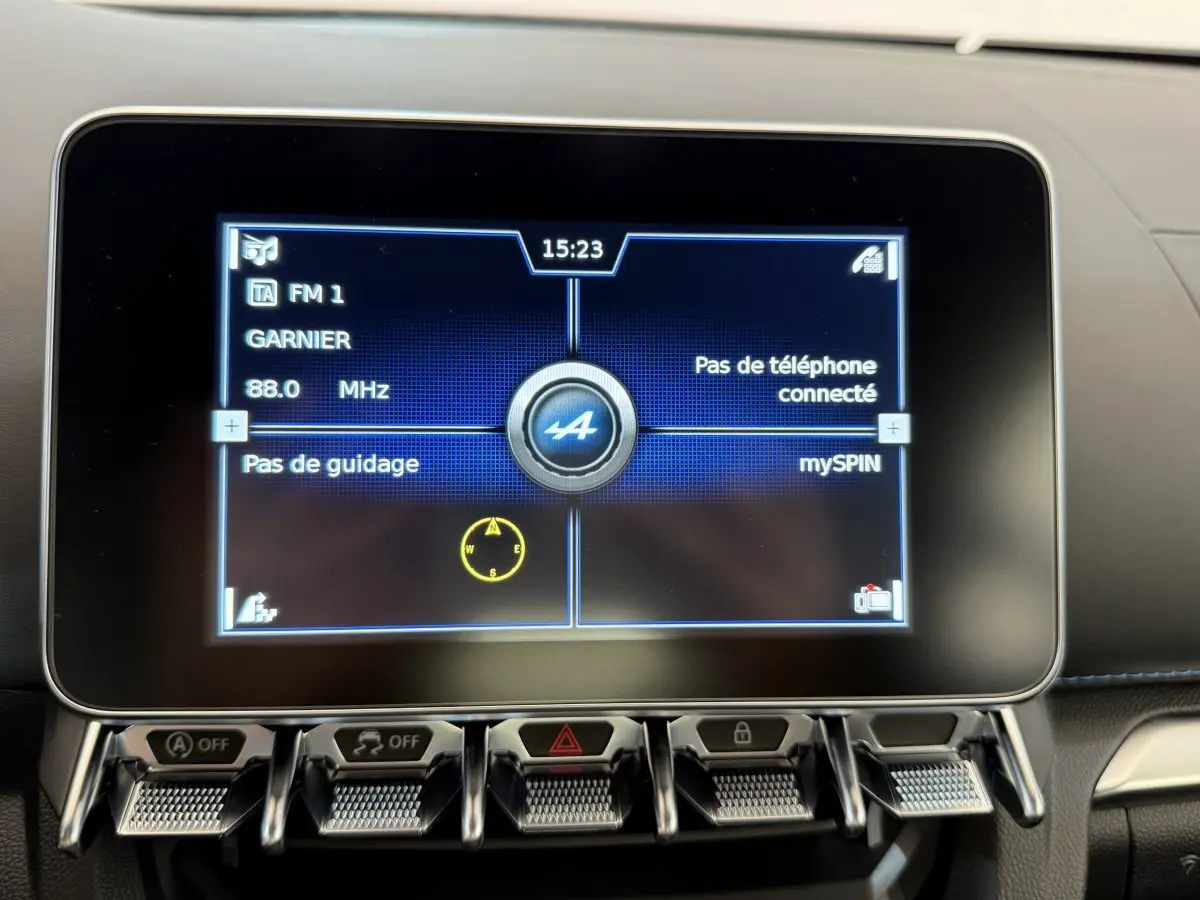 Écran tactile central de l'Alpine A110 Legende 2019 montrant l'interface radio et navigation en bleu.