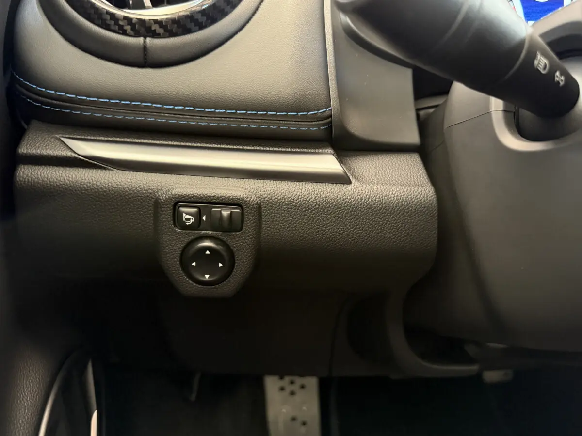 Détail des commandes de réglage des rétroviseurs côté conducteur dans l'habitacle noir de l'Alpine A110 Legende 2019.